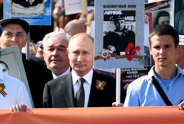 ولادیمیر پوتین، رئیس جمهور روسیه در راهپیمایی «هنگ جاویدان» در مسکو - اسپوتنیک ایران  