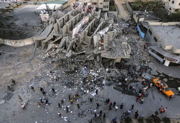 ساختمان ویران شده بر اثر ضربه هوایی در غزه - اسپوتنیک ایران  