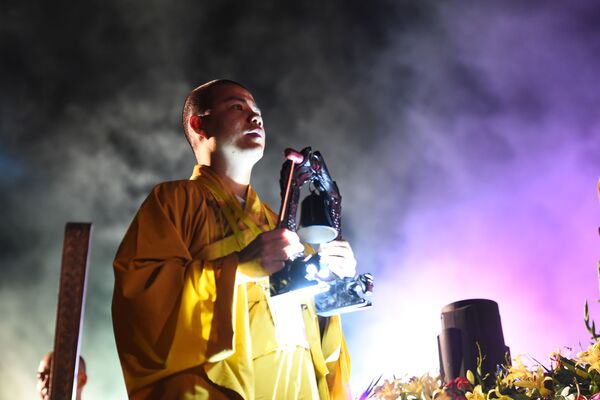 پیروان مذهب بودا در مراسم جشن «وساک» در ویتنام - اسپوتنیک ایران  