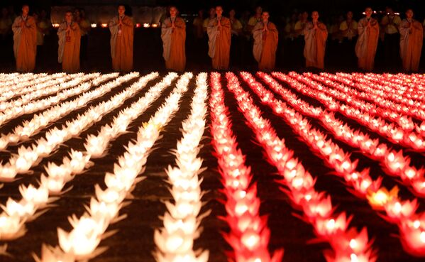 بودیست ها در مراسم جشن «وساک» در ویتنام - اسپوتنیک ایران  