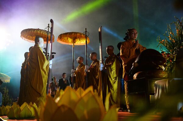 بودیست ها در مراسم جشن «وساک» در ویتنام - اسپوتنیک ایران  