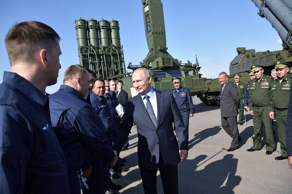 گفت‌و‌گوی ولادیمیر پوتین، رئیس جمهور روسیه با خلبان جنگنده های سو-57 - اسپوتنیک ایران  