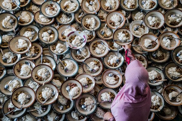 زن اندونزیایی مسلمان در ماه رمضان در مسجد - اسپوتنیک ایران  
