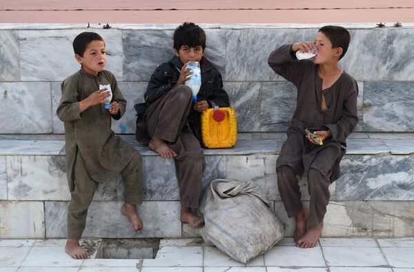 پسران افغان در حال نوشیدن در حیاط مسجد آبی در مزار شریف در ماه رمضان - اسپوتنیک ایران  
