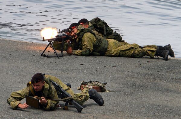 نمایش سربازان ناوگان اقیانوس آرام در جشن روز ناوگان دریایی روسیه در ولادی واستوک - اسپوتنیک ایران  