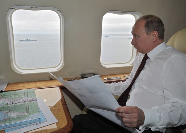 رئیس جمهور روسیه ولادیمیر پوتین در بالگرد منطقه مانورهای دریایی ناوگان اقیانوس آرام را دور می زند - اسپوتنیک ایران  
