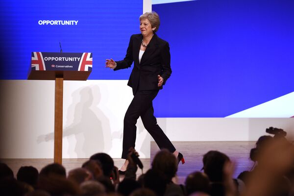رقص ترزا می، نخست وزیر بریتانیا در کنفرانس مطبوعاتی Conservative Party 2018 – شهر بیرمنگام - اسپوتنیک ایران  