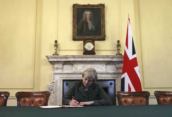 ترزا می، نخست وزیر بریتانیا در حال امضا نامه ای به اتحادیه اروپا درباره آغاز روند برگزیت - اسپوتنیک ایران  