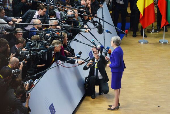 ترزا می، نخست وزیر بریتانیا در حال پاسخ به سوالات خبرنگاران در نشست اتحادیه اروپا در بروکسل - اسپوتنیک ایران  