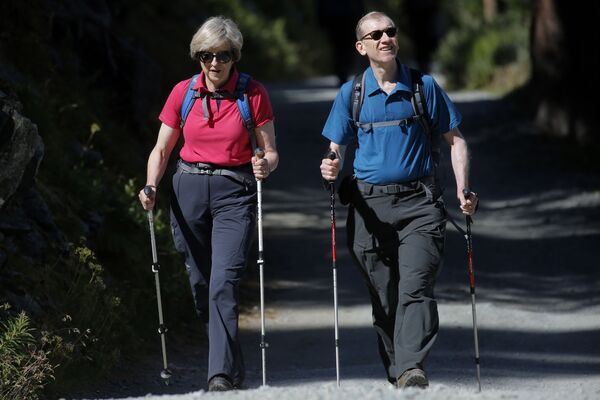 ترزا می، نخست وزیر بریتانیا در کنار همسرش - اسپوتنیک ایران  