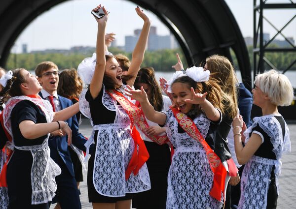 مدارس روسیه جشن روز آخر را جشن می گیرند - اسپوتنیک ایران  