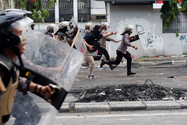 پلیس در حال پراکنده کردن تظاهرکنندگان در اندونزی - اسپوتنیک ایران  