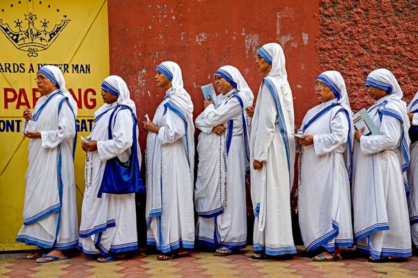 راهبه های هندی در صف انتخابات در کلکته - اسپوتنیک ایران  