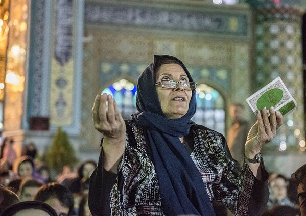 مراسم شب قدر در امامزاده پنج تن لویزان ایران - اسپوتنیک ایران  