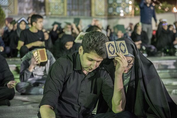 مراسم شب قدر در امامزاده پنج تن لویزان ایران - اسپوتنیک ایران  
