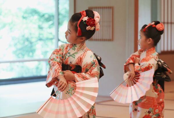 دختران در حال اجرای رقص ملی ژاپنی - اسپوتنیک ایران  