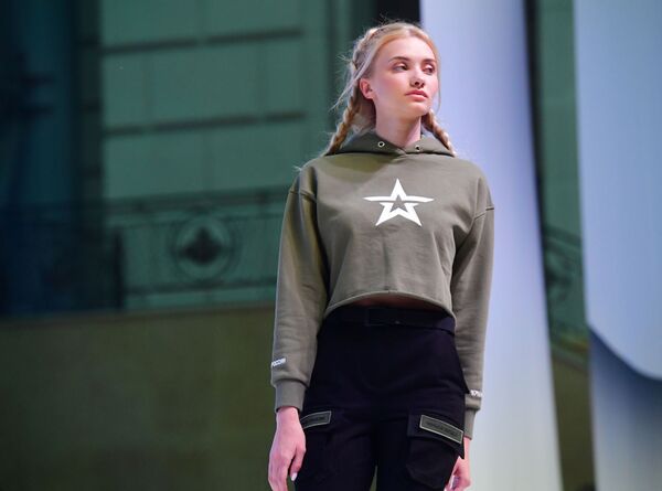 مدل در حال نمایش لباسی از کلکسیون شرکت «بلک استار ویر» همراه شبکه زنجیره ای مغازه های «ارتش روسیه» در مسکو - اسپوتنیک ایران  