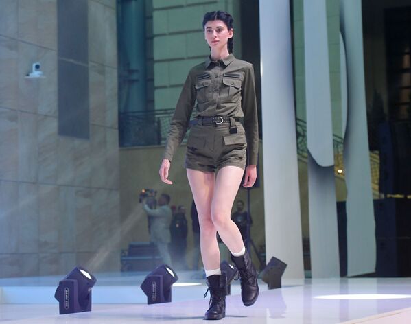 مدل در حال نمایش لباسی از کلکسیون شرکت «بلک استار ویر» همراه شبکه زنجیره ای مغازه های «ارتش روسیه» در مسکو - اسپوتنیک ایران  