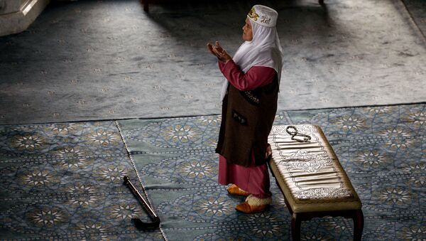 زن مسلمانی در مسجد - اسپوتنیک ایران  