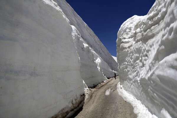 جاده ای در میان توده 10 متری برف در شمال لبنان - اسپوتنیک ایران  