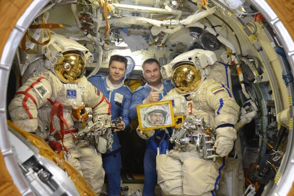 فضانوردان روس کسموس،اولگ کانوننکو و آلکسی آوچینین با عکس آلکسی لئونوف قبل از ورود به فضای باز - اسپوتنیک ایران  