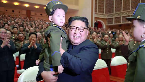 رهبر کره شمالی با کودکی در کنسرت ارتش ملی کره - اسپوتنیک ایران  