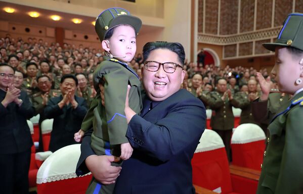 رهبر کره شمالی با کودکی در کنسرت ارتش ملی کره - اسپوتنیک ایران  
