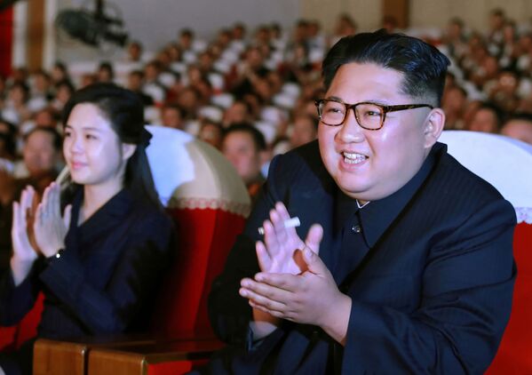 کیم جونگ اون رهبر کره شمالی و همسرش در کنسرت ارتش ملی کره - اسپوتنیک ایران  