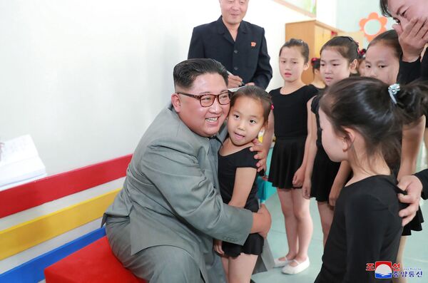 کیم جونگ اون رهبر کره شمالی در زمان بازدید از مدرسه ای در استان جاگانگ - اسپوتنیک ایران  
