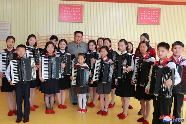 کیم جونگ اون رهبر کره شمالی در زمان بازدید از مدرسه ای در استان جاگانگ - اسپوتنیک ایران  