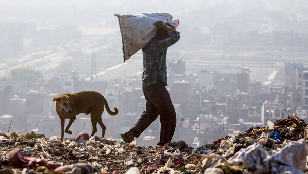مرد هندی در دهلی نو زباله ها را برای تبدیل انخاب می کند - اسپوتنیک ایران  