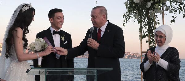 رئیس جمهور ترکیه ساقدوش مسوت اوزیل + ویدئو رئیس جمهور ترکیه ساقدوش مسوت اوزیل + ویدئو - اسپوتنیک ایران