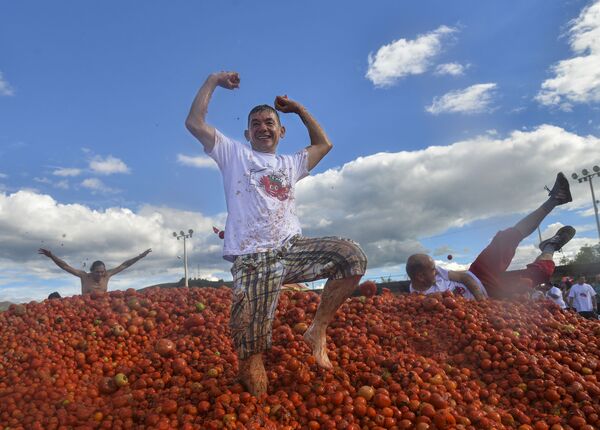 شرکت کنندگان دهمین جشن «گوجه‌فرنگی» در کلمبیا - اسپوتنیک ایران  