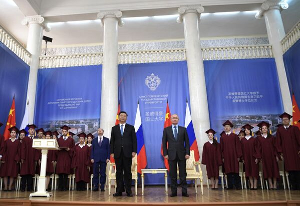 ولادیمیر پوتین، رئیس جمهور روسیه در مراسم اهدای دکترای افتخاری دانشگاه ایالتی سنت پترزبورگ به شی جین پینگ - اسپوتنیک ایران  