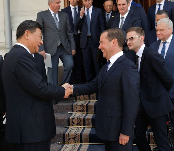 دیمیتری مدودف، نخست وزیر روسیه و شی جین پینگ، رئیس جمهور چین - اسپوتنیک ایران  