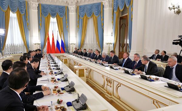 دیمیتری مدودف، نخست وزیر روسیه و شی جین پینگ، رئیس جمهور چین، در یک دیدار رسمی در روسیه - اسپوتنیک ایران  