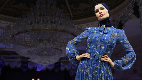 مدل در حال نمایش لباسی از کلکسیون طراح نیره آروتیانیان در چارچوب روز مد عربی در مسکو - اسپوتنیک ایران  