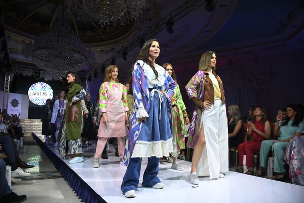 مدل ها در حال نمایش لباسهای کلکسیون طراح  IKATMeدر چارچوب روز مد عربی در مسکو - اسپوتنیک ایران  