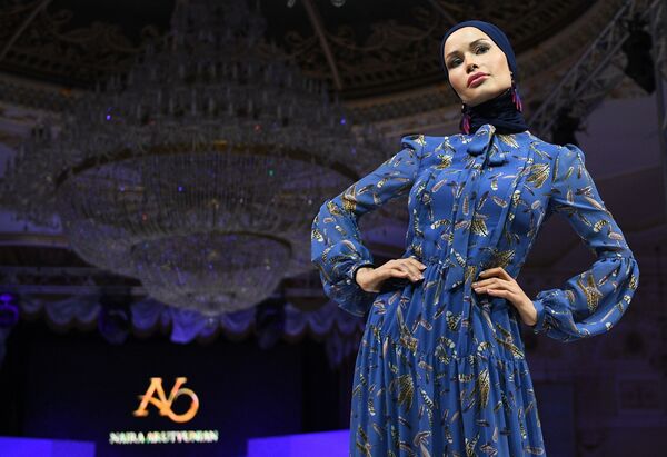 مدل در حال نمایش لباسی از کلکسیون طراح نیره آروتیانیان در چارچوب روز مد عربی در مسکو - اسپوتنیک ایران  