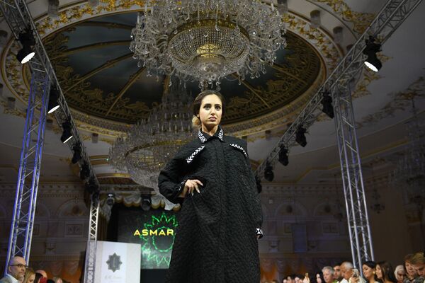مدل در حال نمایش لباسهای کلکسیون طراح  آسمارایا در چارچوب روز مد عربی در مسکو - اسپوتنیک ایران  