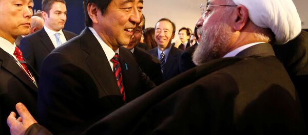 استقبال رسمی روحانی از نخست وزیر ژاپن در کاخ سعدآباد استقبال رسمی روحانی از نخست وزیر ژاپن در کاخ سعدآباد - اسپوتنیک ایران