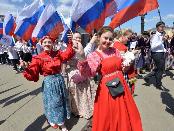 دختران در جشن روز روسیه در چلیابینسک - اسپوتنیک ایران  