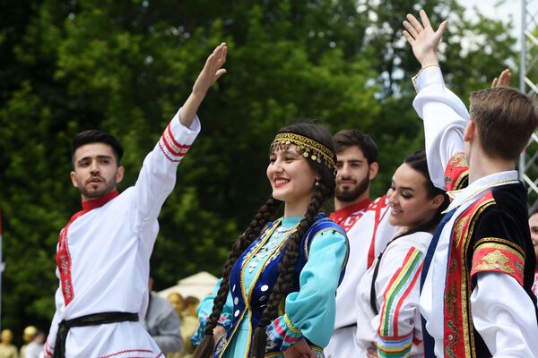 جوانان در لباس های ملی در جشن روز روسیه در کازان - اسپوتنیک ایران  