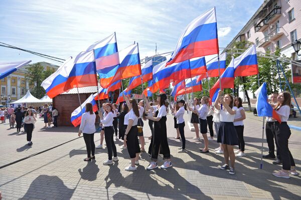 دختران در جشن روز روسیه در چلیابینسک - اسپوتنیک ایران  