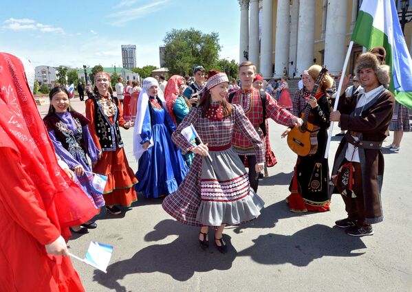 جوانان در لباس های ملی در جشن روز روسیه در چلیابینسک - اسپوتنیک ایران  