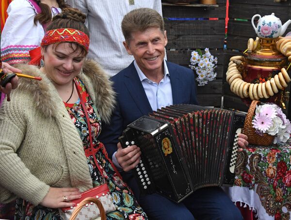 فرماندار منطقه پریمور در جشن روز روسیه در ولادی واستوک - اسپوتنیک ایران  
