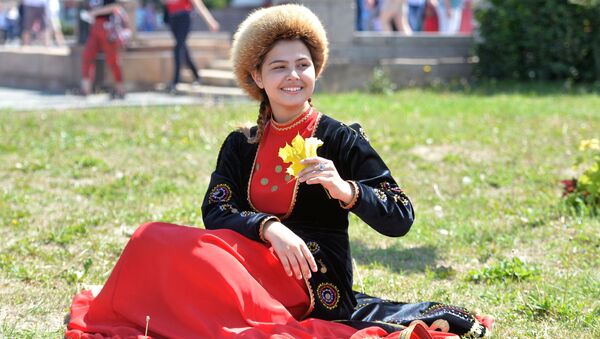 دختری در لباس ملی در جشن «روز روسیه» در چلیابینسک - اسپوتنیک ایران  