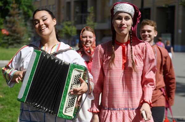 جوانان در لباس ملی در جشن روز روسیه در کازان - اسپوتنیک ایران  