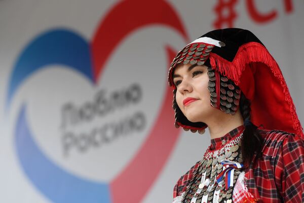 دختری با لباس ملی در جشن روز روسیه در چلیابینسک - اسپوتنیک ایران  