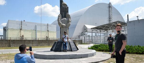 سلفی توریستها در کنار نیروگاه هسته ای چرنوبیل سلفی توریستها در کنار نیروگاه هسته ای چرنوبیل - اسپوتنیک ایران